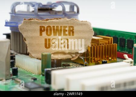 Auf der Hauptplatine des Computers befindet sich ein Karton mit der Aufschrift Power User. Computerkonzept. Stockfoto