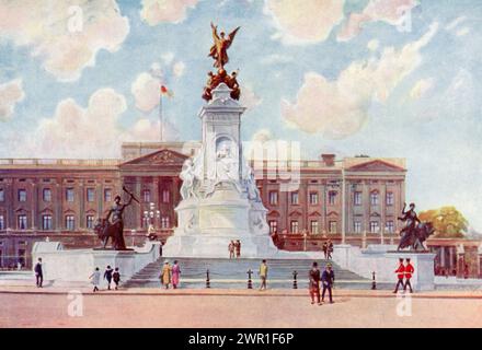 Das Victoria Memorial und der Buckingham Palace, 1928. Das Victoria Memorial ist ein Denkmal für Queen Victoria, das am Ende der Mall in London vom Bildhauer Sir Thomas Brock (1847–1922) errichtet wurde. Stockfoto