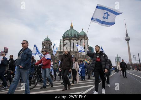 10. März 2024, Berlin, Deutschland: Am 10. März 2024 fand in Berlin in Neptunbrunnen bei Alexanderplatz eine Kundgebung mit dem Titel „nie wieder ist jetzt, zusammen gegen linken, rechten und islamistischen Antisemitismus“ statt und endete am Gedenkort für die ermordeten Juden Europas am Brandenburger Tor. Dieser Protest machte auf den zunehmenden Antisemitismus in Deutschland und weltweit aufmerksam, insbesondere nach dem Angriff der Hamas auf Israel am 7. Oktober 2023. Der Protest zielte darauf ab, Stimmen gegen alle Formen des Antisemitismus zu vereinen, sei es aus linken, rechten oder islamistischen Quellen. Dies geschieht als Reaktion auf die dra Stockfoto