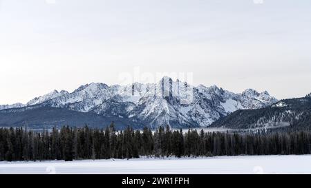 Hoher felsiger Gipfel im Winter im Sawtooth's in Idaho Stockfoto