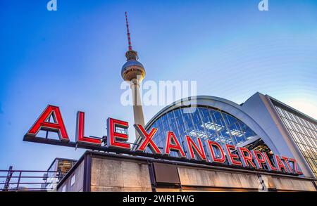 Berlin Alexanderplatz, Bahnhof und Fernsehturm Stockfoto