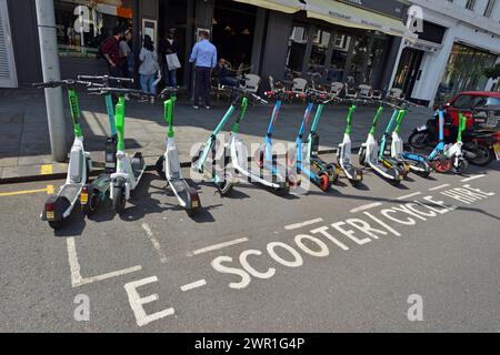 Elektroroller und Fahrradverleih, Brompton Road, South Kensington, West London, Großbritannien Stockfoto