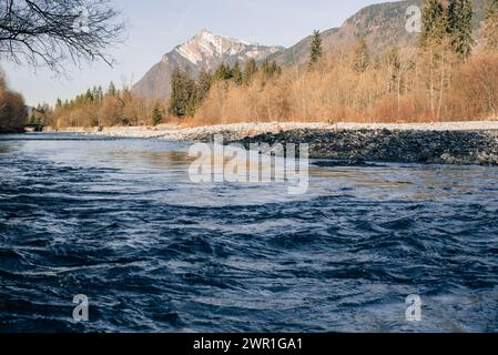 Stürmischer Gebirgsfluss in Frankreich. Hochwertige Fotos Stockfoto