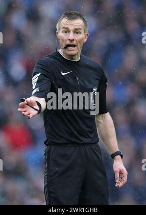 Brighton und Hove, Großbritannien. März 2024. Schiedsrichter Michael Salisbury während des Premier League-Spiels im AMEX Stadium, Brighton und Hove. Der Bildnachweis sollte lauten: Paul Terry/Sportimage Credit: Sportimage Ltd/Alamy Live News Stockfoto