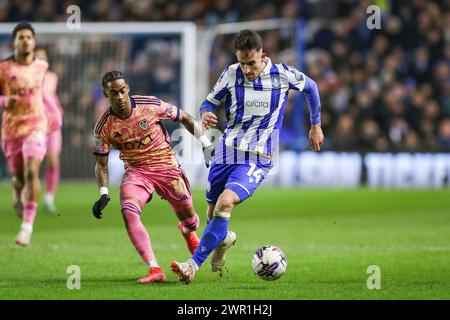 Sheffield Wednesday Verteidiger Pol Valentin (14) kämpft gegen den Leeds United Mittelfeldspieler Crysencio Summerville (10) während des Sheffield Wednesday FC gegen Leeds United FC Sky Bet EFL Championship Match im Hillsborough Stadium, Sheffield, Vereinigtes Königreich am 8. März 2024 Stockfoto