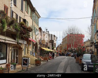 Blick auf das französische mittelalterliche Dorf Biot, wo Touristen die Kunst- und Kunsthandwerksläden besuchen und durch die malerischen Straßen schlendern. Stockfoto