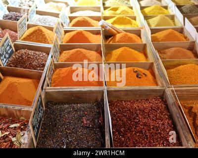 Ein fest für die Sinne auf dem täglichen provenzalischen Marken/überdachten Markt in Antibes mit Verkaufsständen, die eine große Auswahl an bunten Gewürzen und Kräutern anbieten. Stockfoto