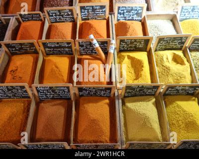 Ein fest für die Sinne auf dem täglichen provenzalischen Marken/überdachten Markt in Antibes mit Verkaufsständen, die eine große Auswahl an bunten Gewürzen und Kräutern anbieten. Stockfoto