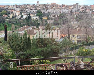 Die Terrasse der Rosenkranzkapelle von Matisse bietet einen Panoramablick auf die mittelalterliche Bergstadt Vence, eine ruhige, attraktive Stadt zum Erkunden. Stockfoto