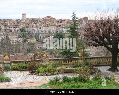 Die Terrasse der Rosenkranzkapelle von Matisse bietet einen Panoramablick auf die mittelalterliche Bergstadt Vence, eine ruhige, attraktive Stadt zum Erkunden. Stockfoto