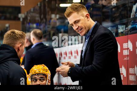 Schwenninger Wild Wings - Pinguins Bremerhaven, Helios Arena, Penny DEL, 30. Spieltag Hauptrunde: Alexander Sulzer, Assistenztrainer Fishtown Pinguins Stockfoto