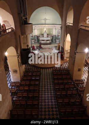 Blick aus der Vogelperspektive auf den Altar und das Innere der Geburtskathedrale Notre-Dame in der antiken Stadt Vence; aus dem 11. Jahrhundert. Stockfoto