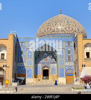 Isfahan, Iran, 06.30.2023: Scheich-Lotfollah-Moschee, Weitwinkelansicht der Scheich-Lotfollah-Moschee Stockfoto