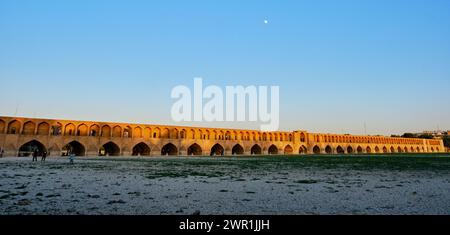 Isfahan, Iran, 30.06.2023: SI-o-se-pol-Brücke, Name der Allahverdi Khan-Brücke Stockfoto