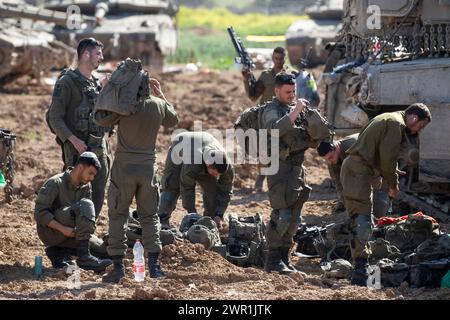 Süd-Israel, Israel. März 2024. Israelische Armeesoldaten bereiten sich darauf vor, am 120. März 2024 ein Einsatzgebiet innerhalb Israels nahe der Grenze zum Gazastreifen zu verlassen. Die Vereinigten Staaten und andere Länder lassen weiterhin humanitäre Hilfe per Fallschirm in den nördlichen Gazastreifen fallen, während Israel seinen Krieg gegen die Hamas im Gazastreifen ohne Waffenstillstandsabkommen oder ohne Vereinbarung, die 135 israelischen Geiseln, die von der Hamas noch immer als moslem-heilig gehalten werden, weiter fortsetzt der Monat Ramadan beginnt bald. Foto von Jim Hollander/UPI Credit: UPI/Alamy Live News Stockfoto