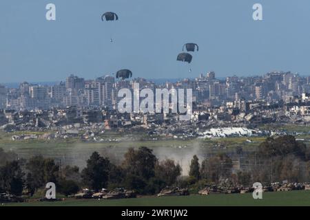 Süd-Israel, Israel. März 2024. Die C-130 der United States Air Force wirft humanitäre Hilfe per Fallschirm über dem nördlichen Gazastreifen ab, wie sie am 10. März 2024 aus dem Inneren Israels gesehen wird. Die USA und andere Länder geben weiterhin Nahrungsmittel und andere humanitäre Hilfsgüter für dringend bedürftige Palästinenser im Gazastreifen kurz vor Beginn des Heiligen Monats Ramadan ab, während Israels Krieg gegen die Hamas fortgesetzt wird. Foto von Jim Hollander/UPI Credit: UPI/Alamy Live News Stockfoto
