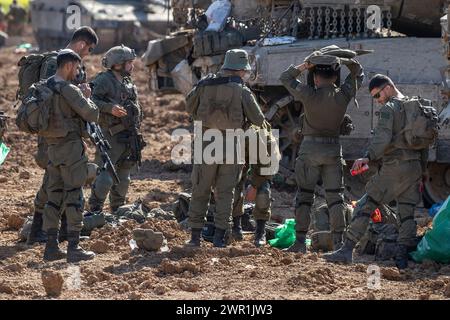 Süd-Israel, Israel. März 2024. Israelische Armeesoldaten bereiten sich darauf vor, am 120. März 2024 ein Einsatzgebiet innerhalb Israels nahe der Grenze zum Gazastreifen zu verlassen. Die Vereinigten Staaten und andere Länder lassen weiterhin humanitäre Hilfe per Fallschirm in den nördlichen Gazastreifen fallen, während Israel seinen Krieg gegen die Hamas im Gazastreifen ohne Waffenstillstandsabkommen oder ohne Vereinbarung, die 135 israelischen Geiseln, die von der Hamas noch immer als moslem-heilig gehalten werden, weiter fortsetzt der Monat Ramadan beginnt bald. Foto von Jim Hollander/UPI Credit: UPI/Alamy Live News Stockfoto