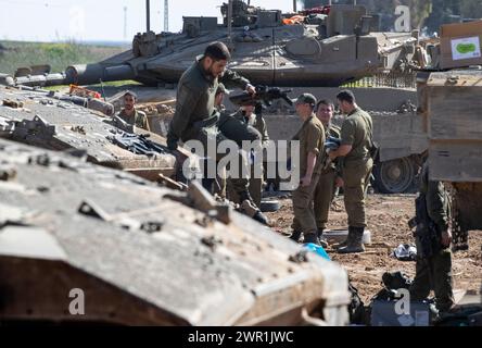 Süd-Israel, Israel. März 2024. Israelische Armeesoldaten bereiten sich darauf vor, am 120. März 2024 ein Einsatzgebiet innerhalb Israels nahe der Grenze zum Gazastreifen zu verlassen. Die Vereinigten Staaten und andere Länder lassen weiterhin humanitäre Hilfe per Fallschirm in den nördlichen Gazastreifen fallen, während Israel seinen Krieg gegen die Hamas im Gazastreifen ohne Waffenstillstandsabkommen oder ohne Vereinbarung, die 135 israelischen Geiseln, die von der Hamas noch immer als moslem-heilig gehalten werden, weiter fortsetzt der Monat Ramadan beginnt bald. Foto von Jim Hollander/UPI Credit: UPI/Alamy Live News Stockfoto