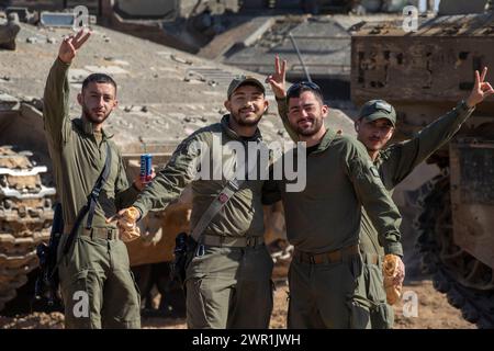 Süd-Israel, Israel. März 2024. Israelische Armeesoldaten bereiten sich darauf vor, am 120. März 2024 ein Einsatzgebiet innerhalb Israels nahe der Grenze zum Gazastreifen zu verlassen. Die Vereinigten Staaten und andere Länder lassen weiterhin humanitäre Hilfe per Fallschirm in den nördlichen Gazastreifen fallen, während Israel seinen Krieg gegen die Hamas im Gazastreifen ohne Waffenstillstandsabkommen oder ohne Vereinbarung, die 135 israelischen Geiseln, die von der Hamas noch immer als moslem-heilig gehalten werden, weiter fortsetzt der Monat Ramadan beginnt bald. Foto von Jim Hollander/UPI Credit: UPI/Alamy Live News Stockfoto
