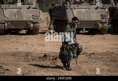 Süd-Israel, Israel. März 2024. Am 120. März 2024 betritt ein israelischer Armeesoldat ein Einsatzgebiet im Süden Israels in der Nähe der Grenze zum Gazastreifen. Die Vereinigten Staaten und andere Länder lassen weiterhin humanitäre Hilfe per Fallschirm in den nördlichen Gazastreifen fallen, während Israel seinen Krieg gegen die Hamas im Gazastreifen ohne Waffenstillstandsabkommen oder ohne Vereinbarung, die 135 israelischen Geiseln, die von der Hamas noch immer als moslem-heilig gehalten werden, weiter fortsetzt der Monat Ramadan beginnt bald. Foto von Jim Hollander/UPI Credit: UPI/Alamy Live News Stockfoto
