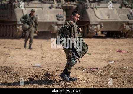 Süd-Israel, Israel. März 2024. Israelische Armeesoldaten betreten am 120. März 2024 ein Einsatzgebiet im Süden Israels nahe der Grenze zum Gazastreifen. Die Vereinigten Staaten und andere Länder lassen weiterhin humanitäre Hilfe per Fallschirm in den nördlichen Gazastreifen fallen, während Israel seinen Krieg gegen die Hamas im Gazastreifen ohne Waffenstillstandsabkommen oder ohne Vereinbarung, die 135 israelischen Geiseln, die von der Hamas noch immer als moslem-heilig gehalten werden, weiter fortsetzt der Monat Ramadan beginnt bald. Foto von Jim Hollander/UPI Credit: UPI/Alamy Live News Stockfoto