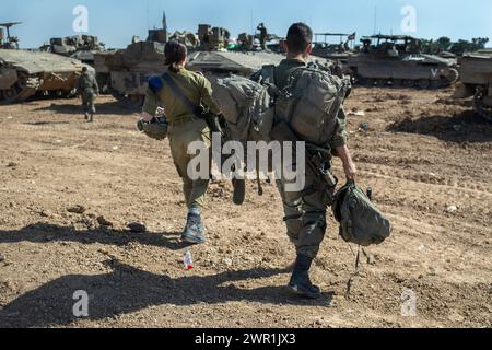 Süd-Israel, Israel. März 2024. Israelische Armeesoldaten, darunter eine Ärztin, verlassen, betreten am 120. März 2024 ein Vorwärtstrichgebiet irgendwo im Süden Israels in der Nähe der Grenze zum Gazastreifen. Die Vereinigten Staaten und andere Länder lassen weiterhin humanitäre Hilfe per Fallschirm in den nördlichen Gazastreifen fallen, während Israel seinen Krieg gegen die Hamas im Gazastreifen ohne Waffenstillstandsabkommen oder ohne Vereinbarung, die 135 israelischen Geiseln, die von der Hamas noch immer als moslem-heilig gehalten werden, weiter fortsetzt der Monat Ramadan beginnt bald. Foto von Jim Hollander/UPI Credit: UPI/Alamy Live News Stockfoto