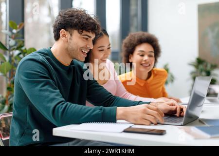 Glückliche Gruppe von Studenten, die an einem Projekt mitarbeiten Stockfoto