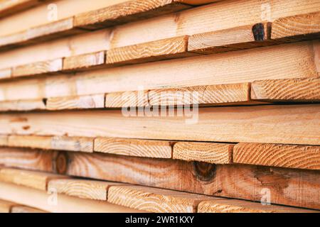 Stapel unbehandelter Holzdielen Holzbretter als Baumaterial, selektiver Fokus Stockfoto
