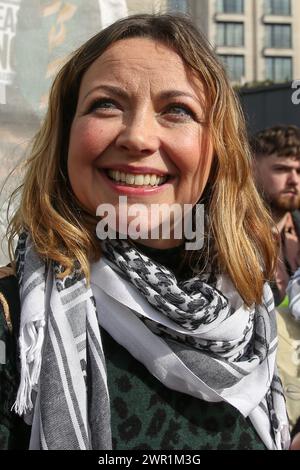 London, Großbritannien. März 2024. Charlotte Church, walisische Sängerin und Schauspielerin, nimmt an der Proteste „National March for Palestine“ im Zentrum von London Teil. Die Unterstützer fordern einen Waffenstillstand nach der anhaltenden Bombardierung des Gazastreifens durch Israel als Vergeltungsmaßnahme für den Terroranschlag der Hamas vom 7. Oktober 2023. (Foto: Steve Taylor/SOPA Images/SIPA USA) Credit: SIPA USA/Alamy Live News Stockfoto