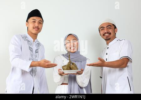 Drei Asiatische Menschen Glücklich Lächelnd Eid Mubarak Zu Feiern, Ketupat Diamant Reis Kuchen Essen Stockfoto