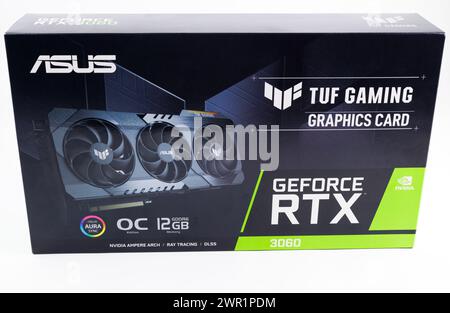 Karton mit NVIDIA RTX 3060 OC 12g TUF Gaming-Grafikkarte auf weißem Hintergrund Stockfoto