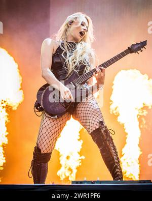 Sophie Lloyd spielt live Gitarre Stockfoto