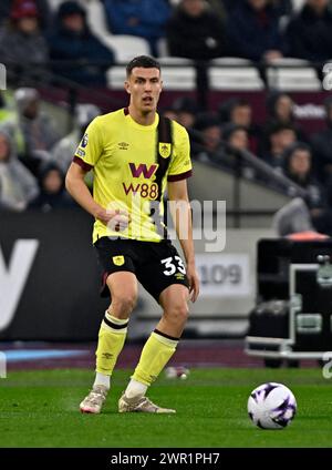 London, Großbritannien. März 2024. Maxime Estève (Burnley) während des Spiels West Ham gegen Burnley Premier League im London Stadium Stratford. Dieses Bild ist NUR für REDAKTIONELLE ZWECKE bestimmt. Für jede andere Verwendung ist eine Lizenz von Football DataCo erforderlich. Quelle: MARTIN DALTON/Alamy Live News Stockfoto