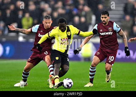 London, Großbritannien. März 2024. David Datro Fofana (Burnley) wird von Kalvin Phillips (West Ham) angegriffen, beobachtet von Lucas Paquetá (West Ham, 10) während des Spiels West Ham gegen Burnley Premier League im London Stadium Stratford. Dieses Bild ist NUR für REDAKTIONELLE ZWECKE bestimmt. Für jede andere Verwendung ist eine Lizenz von Football DataCo erforderlich. Quelle: MARTIN DALTON/Alamy Live News Stockfoto