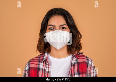 Porträt einer jungen brünetten Frau mit weißer Gesichtsmaske Stockfoto