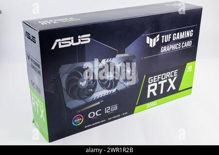 Karton mit NVIDIA RTX 3060 OC 12g TUF Gaming-Grafikkarte auf weißem Hintergrund Stockfoto