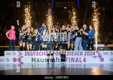 Pokalsieger TuS Metzingen nach dem Haushahn Final4 Finale zwischen TuS Metzingen und SG BBM Biietigheim, Porsche Arena, Stuttgart. (Sven Beyrich/SPP) Credit: SPP Sport Press Photo. /Alamy Live News Stockfoto