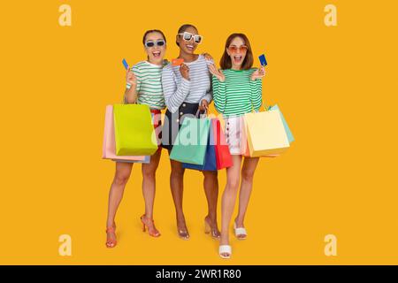 Drei coole Damen mit Sonnenbrille, die gerne einkaufen Stockfoto