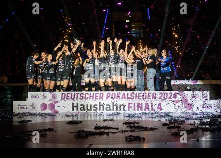 Pokalsieger TuS Metzingen nach dem Haushahn Final4 Finale zwischen TuS Metzingen und SG BBM Biietigheim, Porsche Arena, Stuttgart. (Sven Beyrich/SPP) Credit: SPP Sport Press Photo. /Alamy Live News Stockfoto