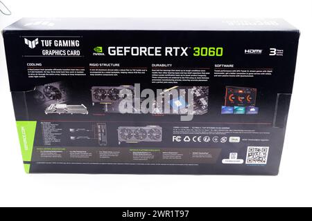 Karton mit NVIDIA RTX 3060 OC 12g TUF Gaming-Grafikkarte auf weißem Hintergrund Stockfoto