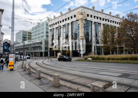 WIEN, ÖSTERREICH - 20. November 2023: Die Fassade mit der Eule in der TU Wien Bibliothek in Wien, Österreich Stockfoto