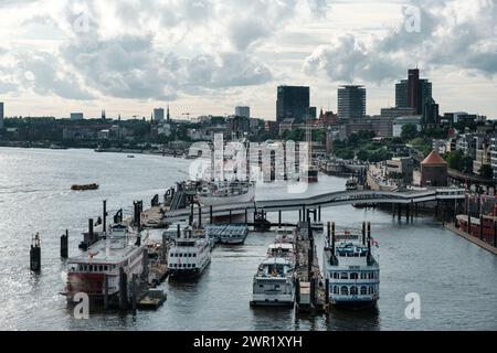 Der Elbhafen mit den alten Landungsbrücken im Hintergrund in der Stadt Hamburg. Stockfoto