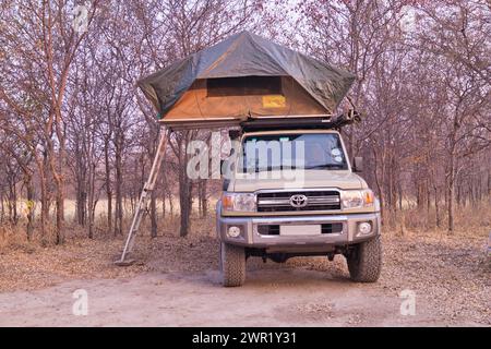 Ein Geländewagen mit Dachzelt, bereit für eine Nacht im afrikanischen Busch. Stockfoto