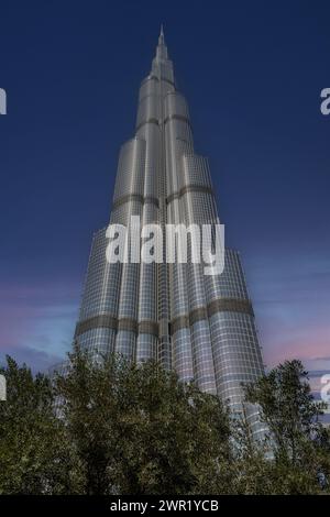 Der Burj Khalifa, der stolz auf Dubai ist, bleibt hoch und glänzt tagsüber. Stockfoto