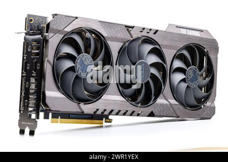 NVIDIA RTX 3060 OC 12g TUF Gaming Grafikkarte auf weißem Hintergrund Stockfoto