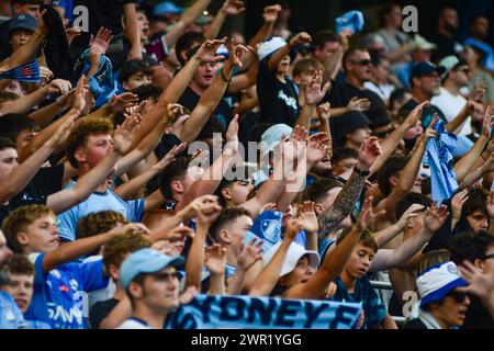 Sydney, New South Wales, Australien. März 2024. Die Fans des Sydney FC in der Cove-Fansektion unterstützen ihre Mannschaft beim Spiel der A League Runde 20 zwischen Sydney FC und dem Brisbane Roar im Allianz Stadium in Sydney, New South Wales, Australien am 10. März 2024. (Kreditbild: © Kai Dambach/ZUMA Press Wire) NUR REDAKTIONELLE VERWENDUNG! Nicht für kommerzielle ZWECKE! Quelle: ZUMA Press, Inc./Alamy Live News Stockfoto