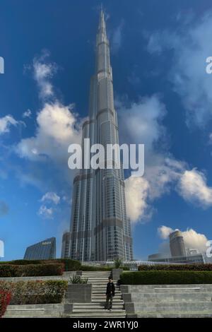 Der Burj Khalifa, der stolz auf Dubai ist, bleibt hoch und glänzt tagsüber. Stockfoto