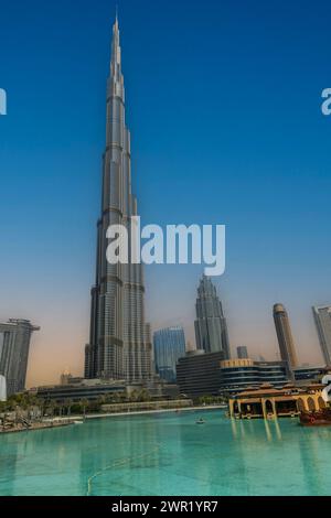 Der Burj Khalifa, der stolz auf Dubai ist, bleibt hoch und glänzt tagsüber. Stockfoto