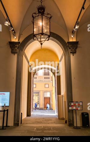 Florenz, Italien - 5. April 2022: Innenhof des Palazzo Strozzi, ein bedeutendes historisches Gebäude in Florenz, Toskana, Italien. Stockfoto