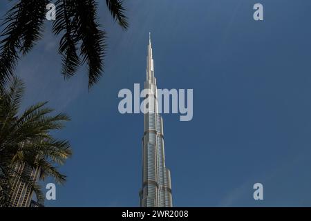 Der Burj Khalifa, der stolz auf Dubai ist, bleibt hoch und glänzt tagsüber. Stockfoto